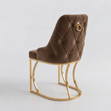 Scaun Lucca Crem – Tapițat Elegant, Picioare Metalice Aurii, Spătar Capitonat cu Inel Decorativ – Desire Furniture